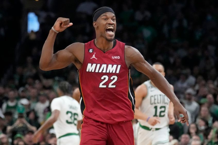 Jimmy Butler celebra después de encestar en el partido 