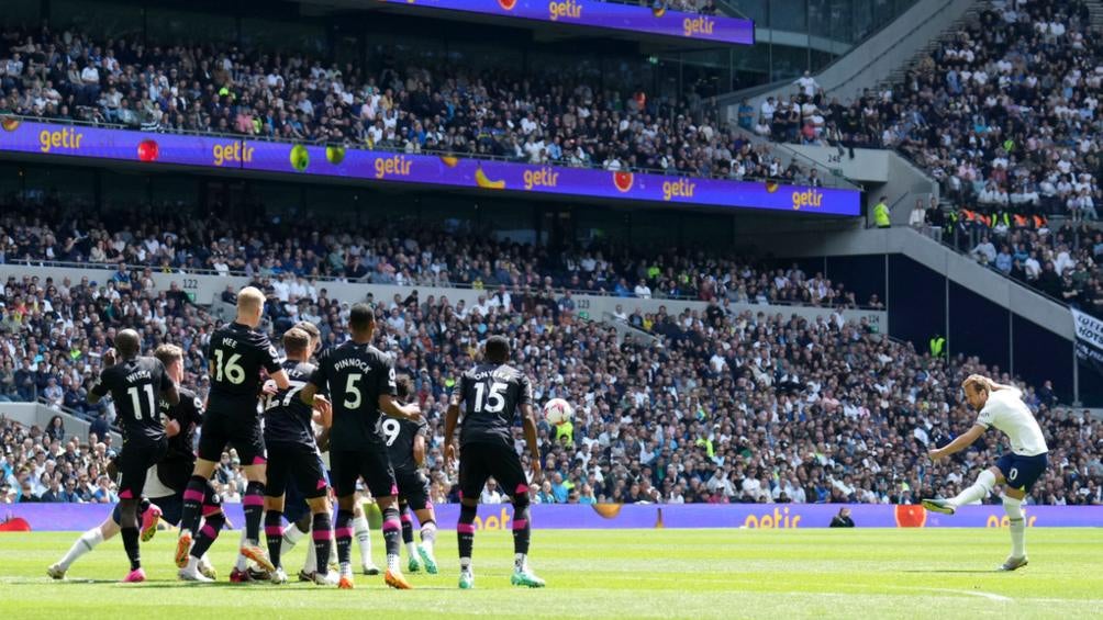 Kane impacta el balón para lograr su gol