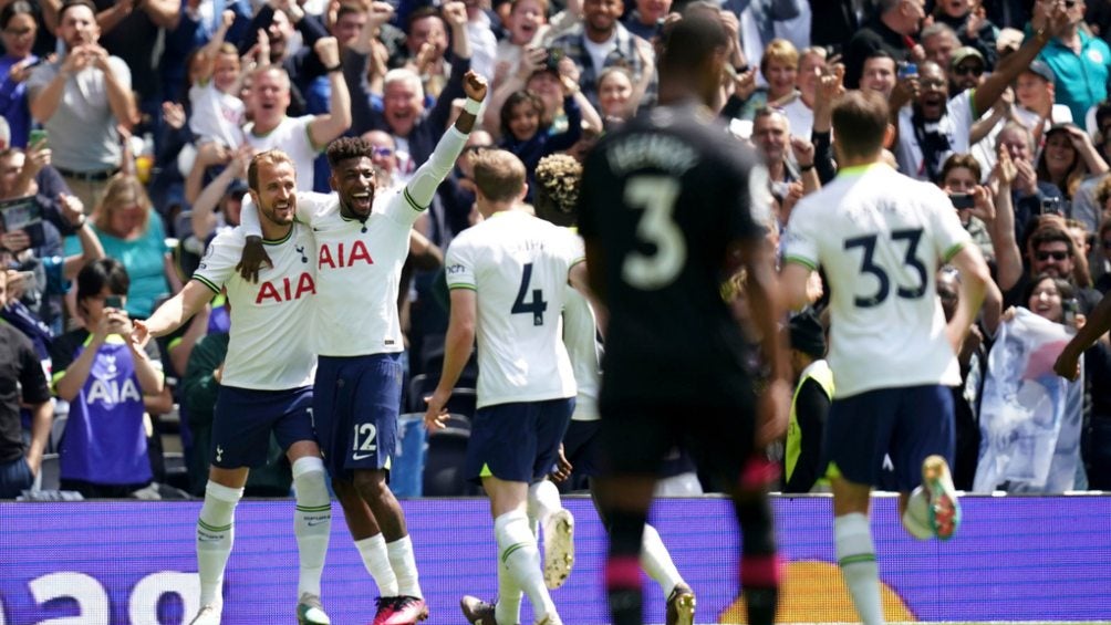 Los jugadores del Tottenham se acercan a celebrar con Kane