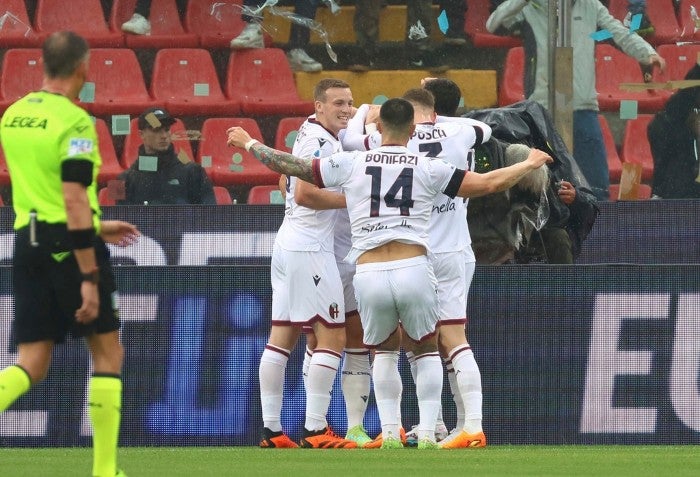 Jugadores del Bolonia festejan el primer gol del partido