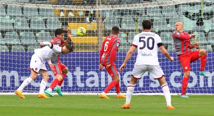 Stefan Posch remata de cabeza y anota el tercer gol