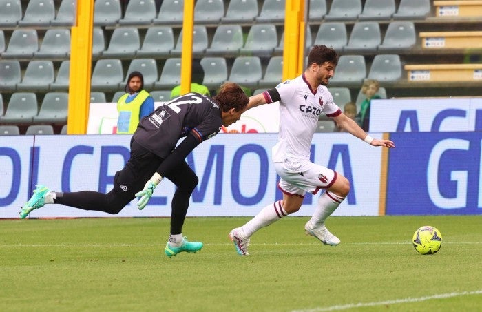 Riccardo Orsolini marca el cuarto gol del Bolonia