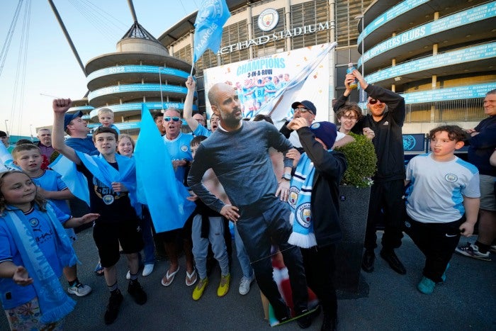 Fans festejan a las afueras del estado en compañía de Pep Guardiola