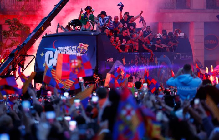 Jugadores del Barcelona festejando el título en el autobús