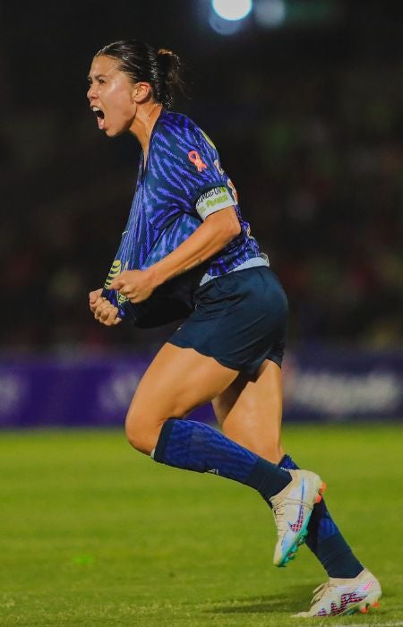 Kiana Palacios festejando su gol ante Bravas