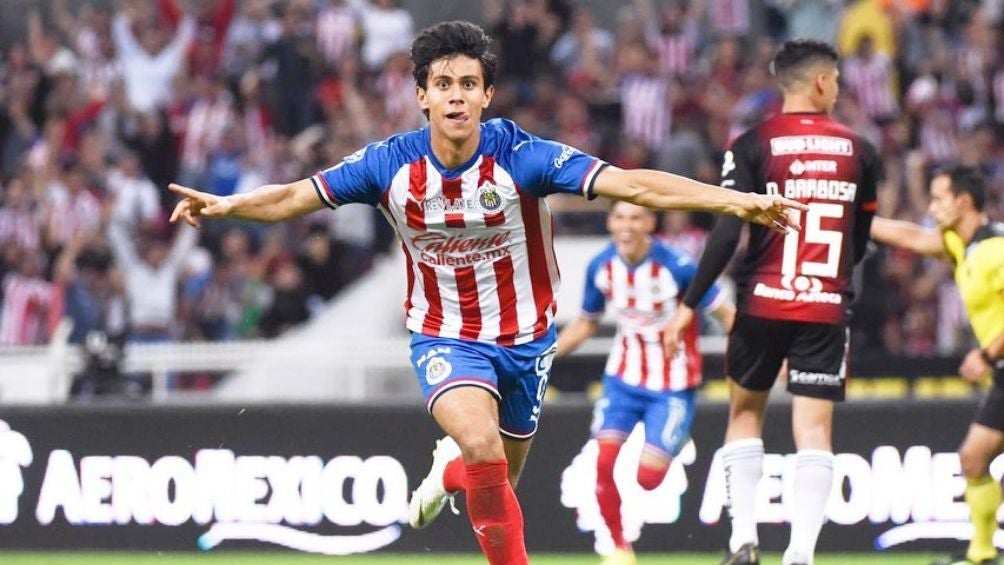 JJ Macías celebrando un gol con Chivas