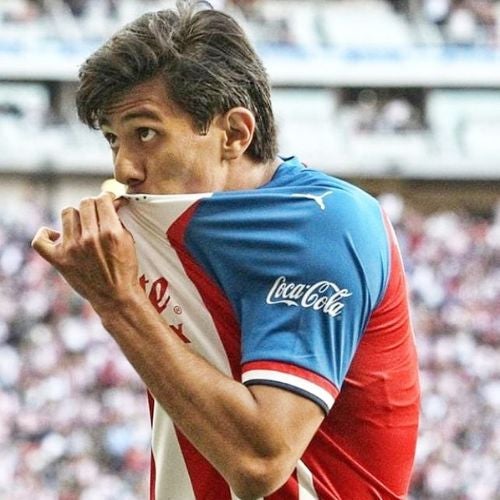 JJ Macías besando el escudo de Chivas