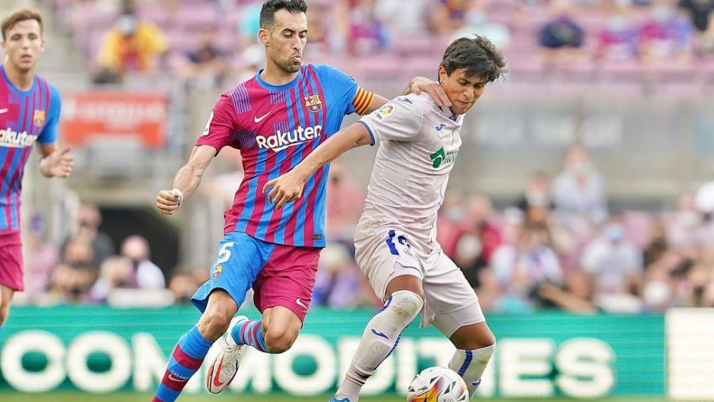 JJ Macías y Sergio Busquets disputando un balón