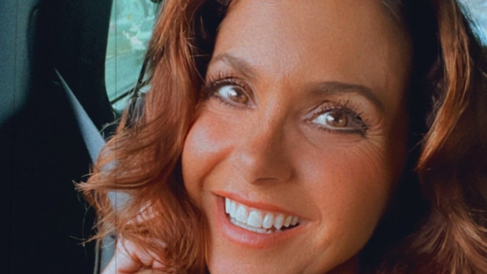 Lucero regala una linda sonrisa para la selfie