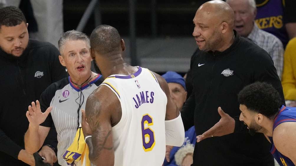 ¡Vaya golpe! LeBron James dejó sangrando a un referee tras chocar con él