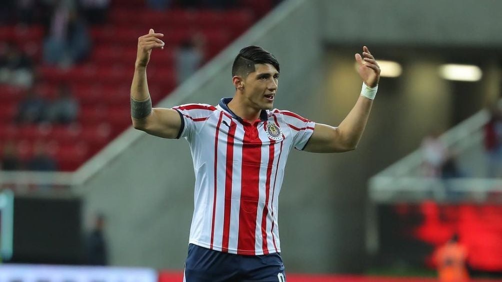 Alan Pulido celebrando un gol con Chivas