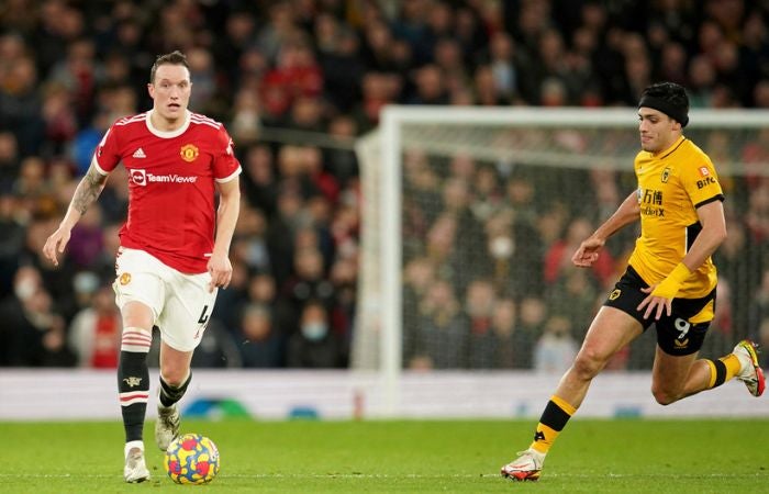 Raúl Jiménez jugando ante el Manchester United