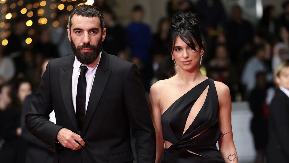 Dua Lipa junto a su nueva pareja en la Alfombra Roja de Cannes