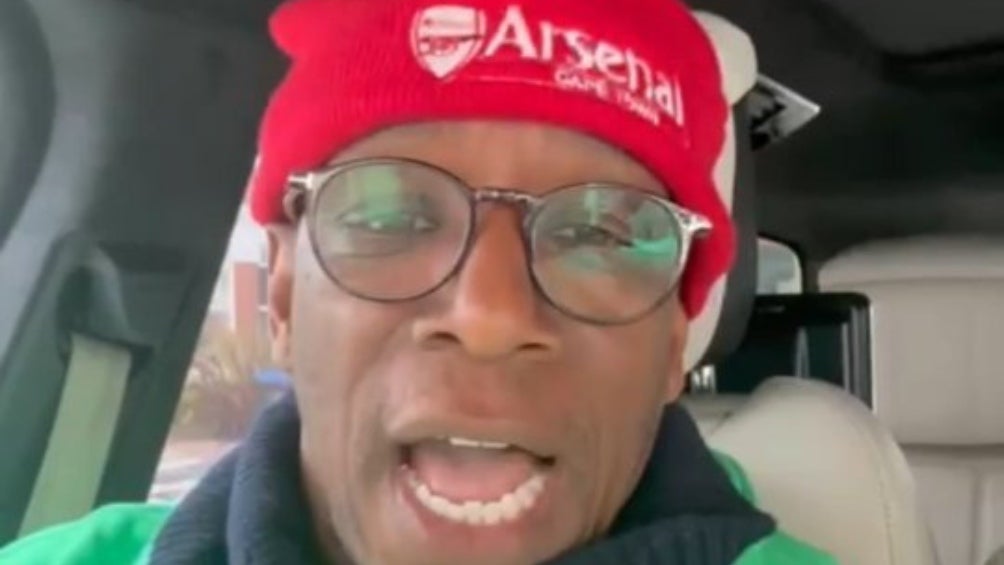 El exfutbolista se toma una selfie con un gorro del Arsenal