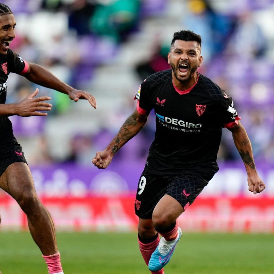 Jesús Corona celebrando un gol con Sevilla