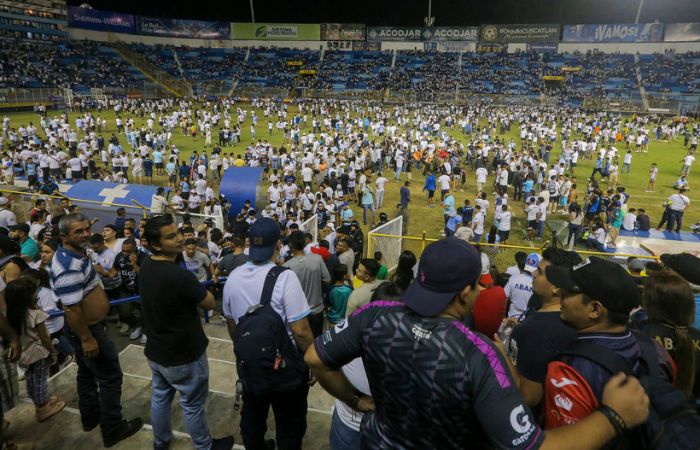 Momento de la estampida en el estadio Cuscatlán