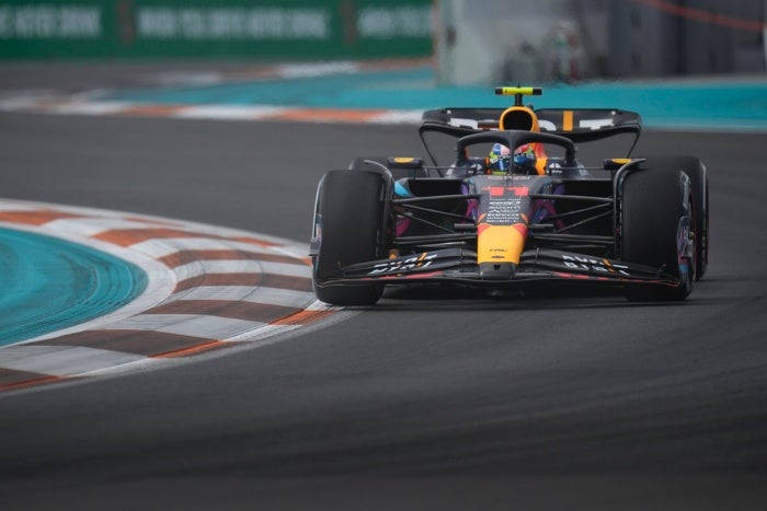 Checo Pérez corriendo durante una carrera