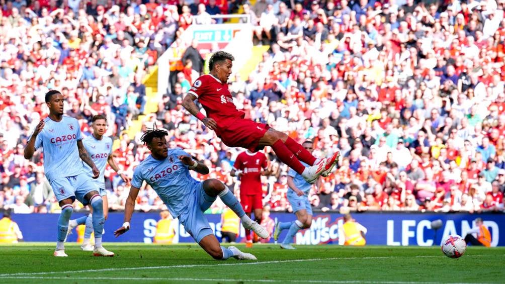 El brasileño hace su gol contra el Aston Villa