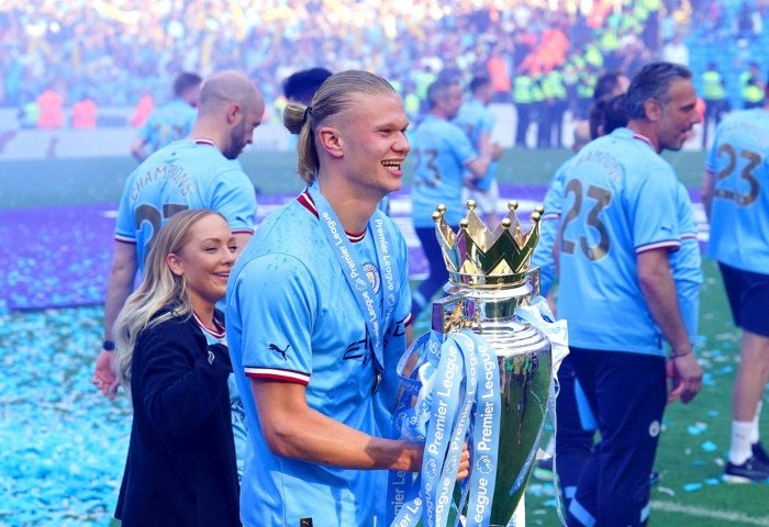 Erling Haaland con el trofeo de la Premier League