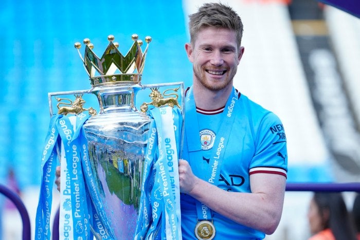 Kevin De Bruyne con el trofeo de la Premier League