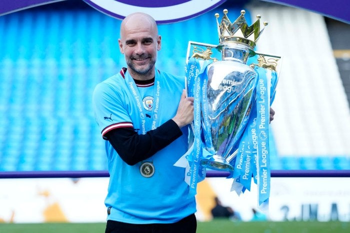 Pep Guardiola con el trofeo de la Premier League