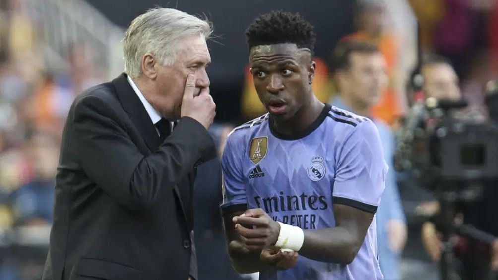 Ancelotti junto a. Vinicius Jr