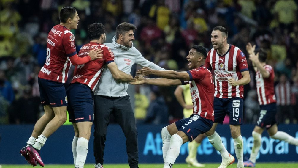 The Chivas players celebrate the pass with Veljko Paunovic