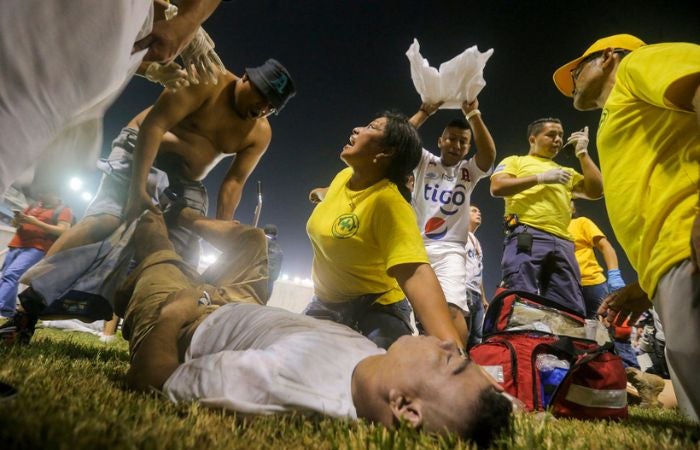 Afición del Alianza apoyando a las personas lastimadas en la estampida