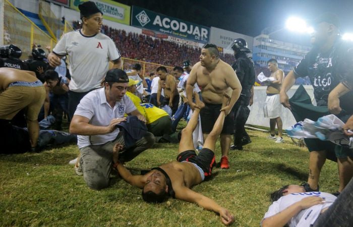 Auxilio a las personas con daños por la estampida del Cuscatlán