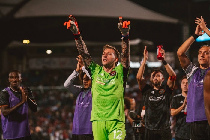 Los jugadores del Dynamo agradecen a la afición 