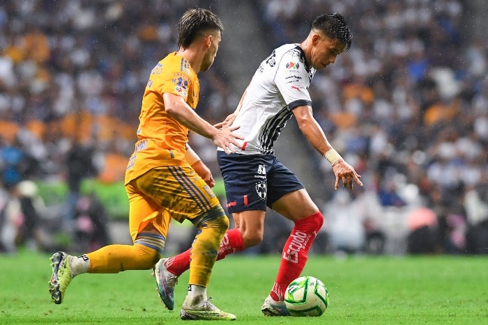 Meza conduce el balón