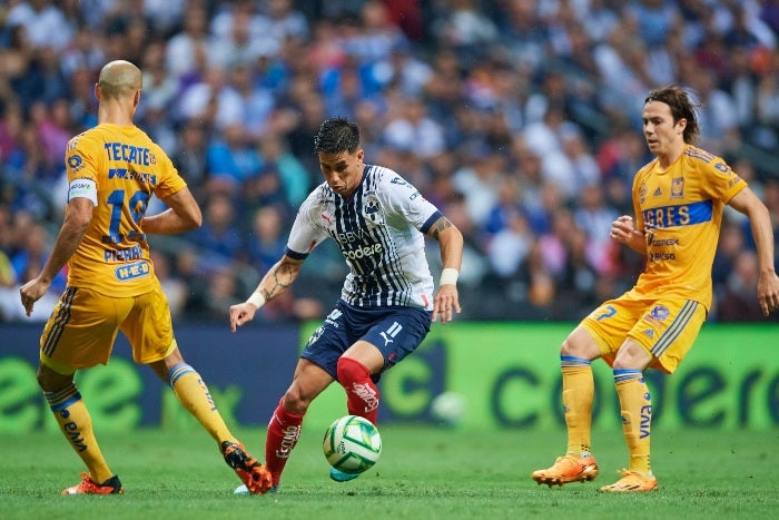 Maxi Meza pelea la pelota con Guido Pizarro