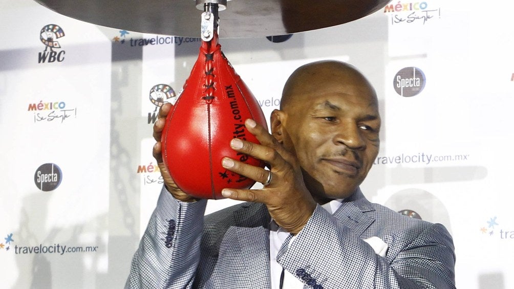 Mike Tyson sostiene la pera en una gala