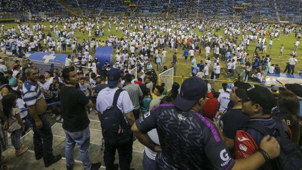 Clásico Nacional: Se guardó un minuto de silencio en el Azteca por la tragedia en El Salvador