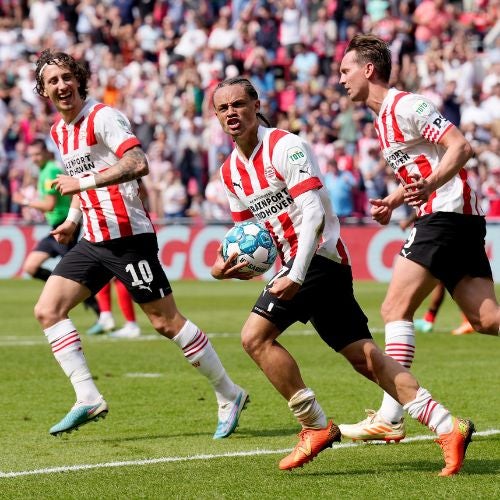 Xavi Simmons festejando su gol ante el Heerenveen