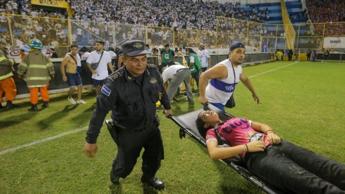 Estampida en el Estadio Cuscatlán dejó nueve muertos