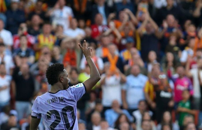 Vinicius haciendo la seña de segunda en Mestalla