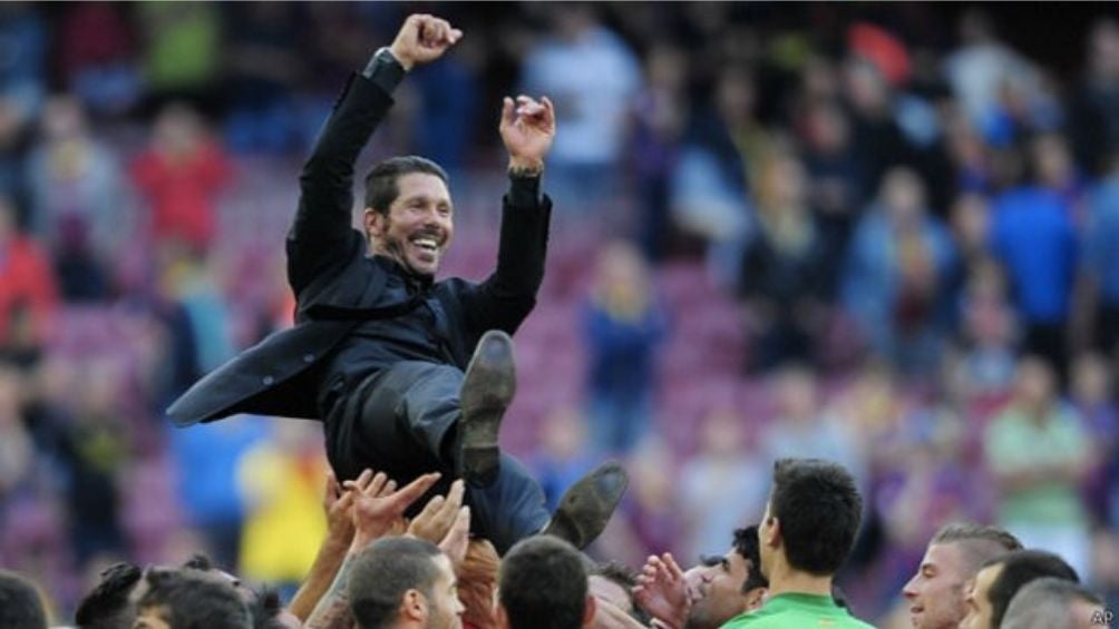 Simeone festejando la Liga que ganó con el Atleti