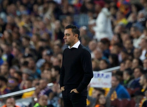 Xavi en el banquillo durante un partido