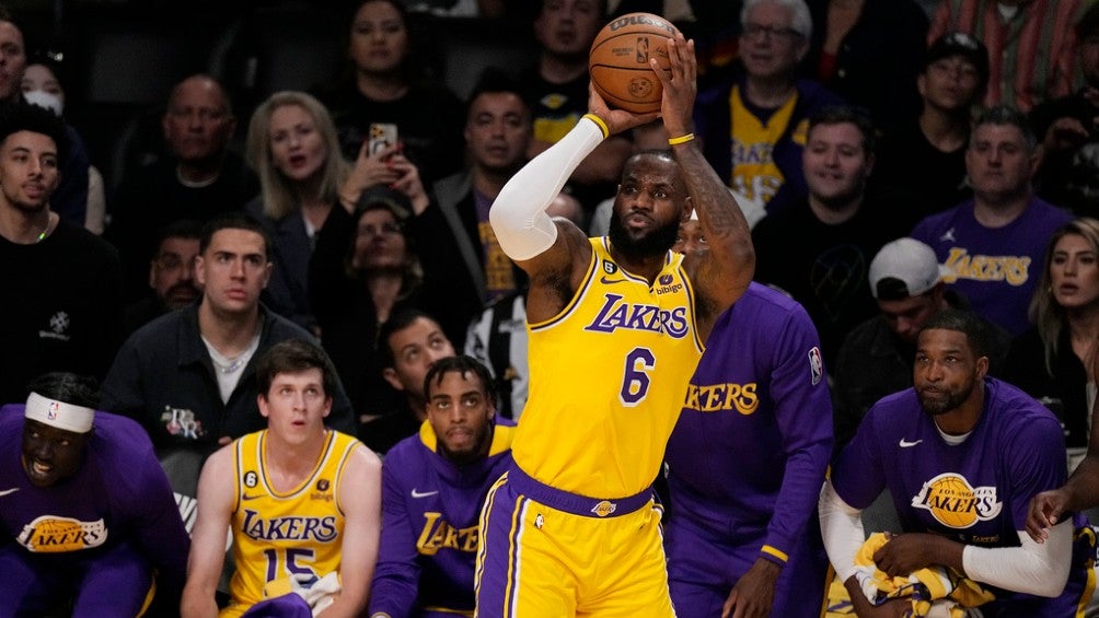 LeBron James en partido con los Lakers