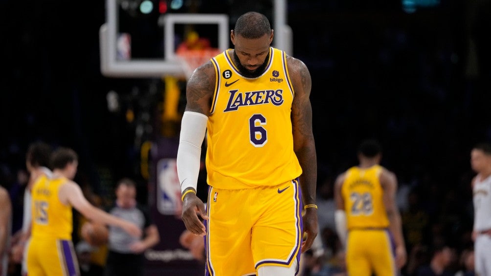 LeBron James no pudo evitar la barrida ante Nuggets 