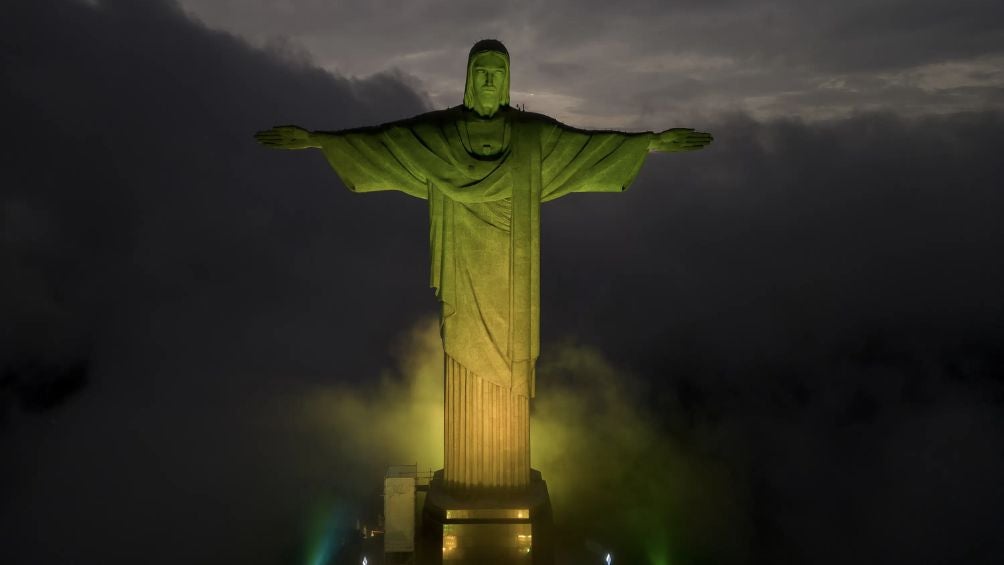 El Cristo Redentor iluminado con los colores de la bandera brasilera