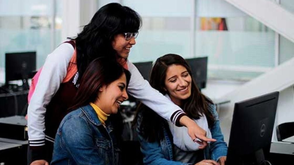 Estudiantes frente a una computadora