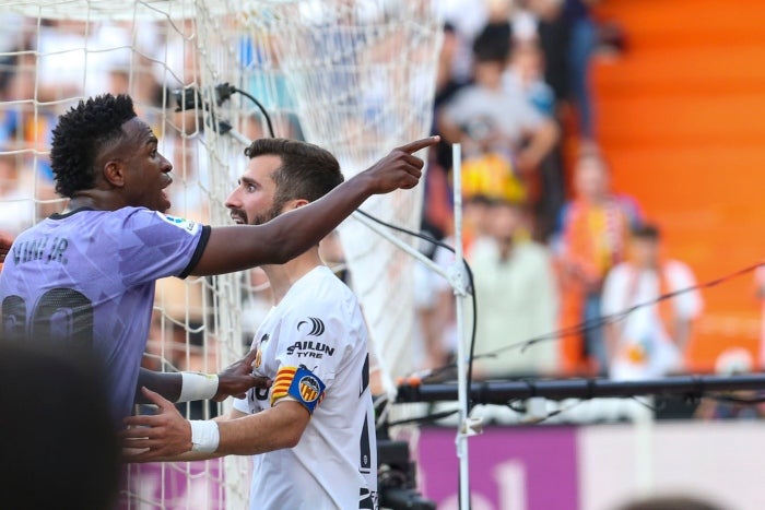 Vinicius encara a aficionados en Mestalla