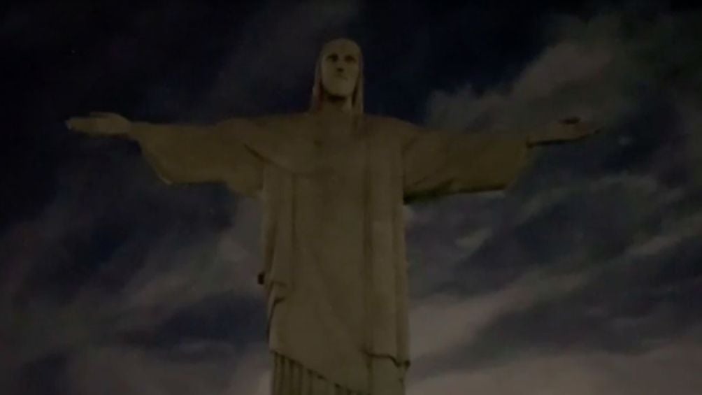 El cristo redentor a oscuras en favor de Vinicius Jr