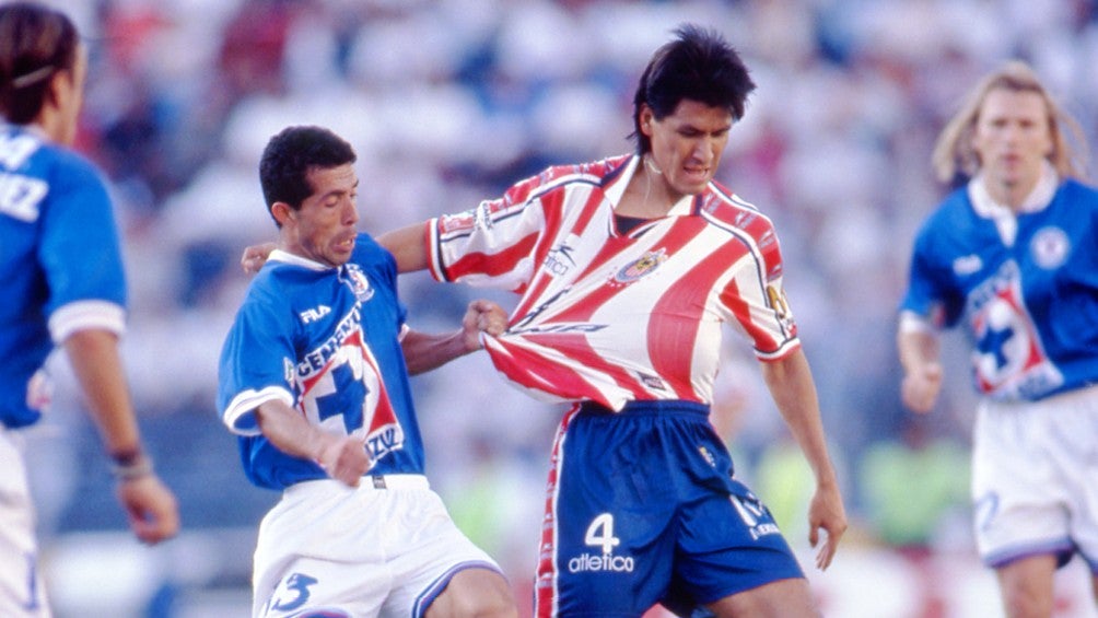 Claudio Suárez jugando contra el Cruz Azul