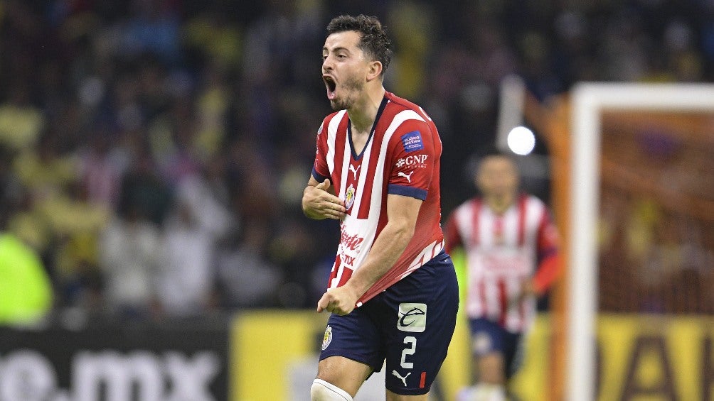 Alan Mozo festeja una anotación en el Estadio Azteca