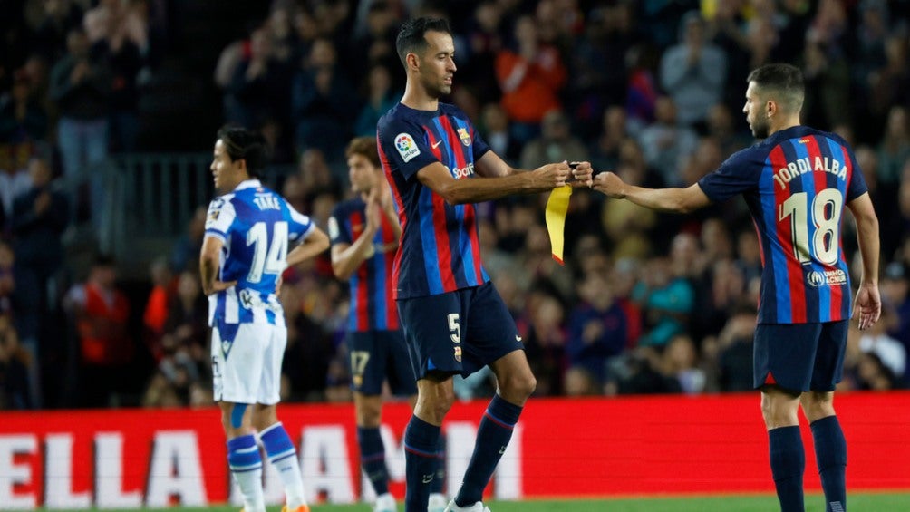 Sergio Busquets le da el gafete de capitán a Jordi Alba