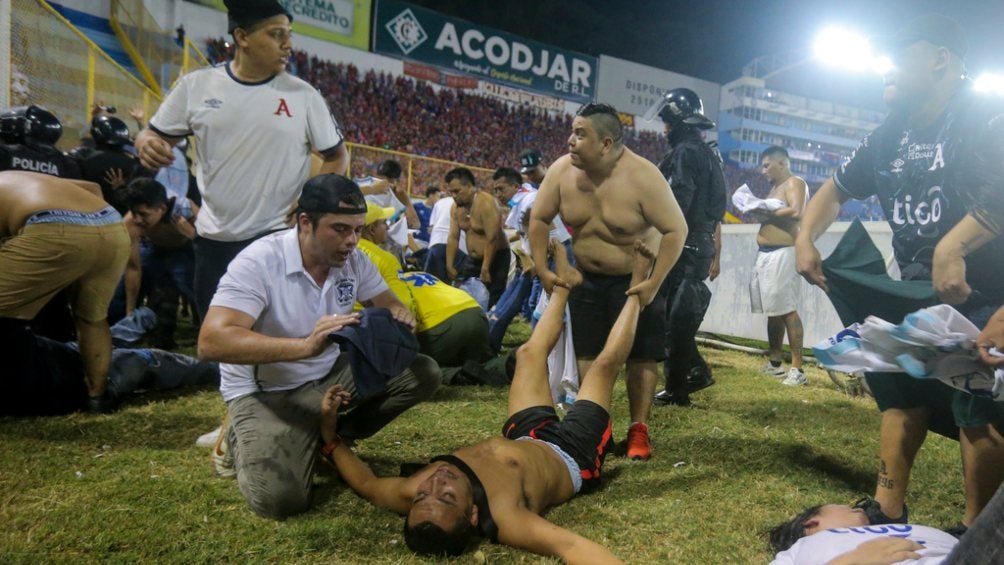 Un hombre es atendido sobre el campo