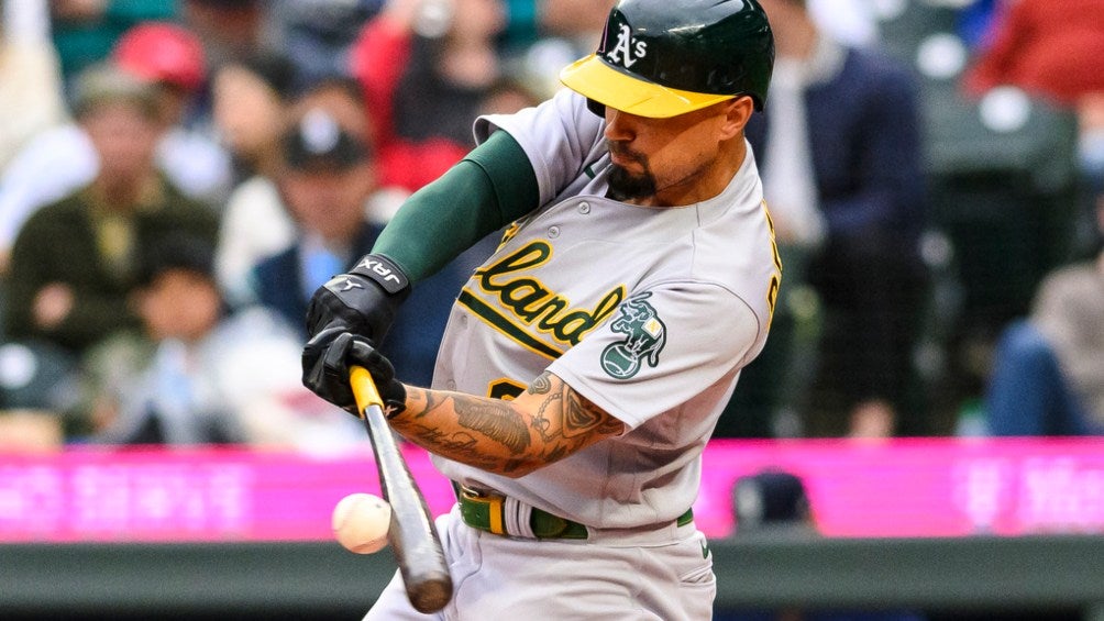 Jace Peterson pegando un batazo con los Athletics